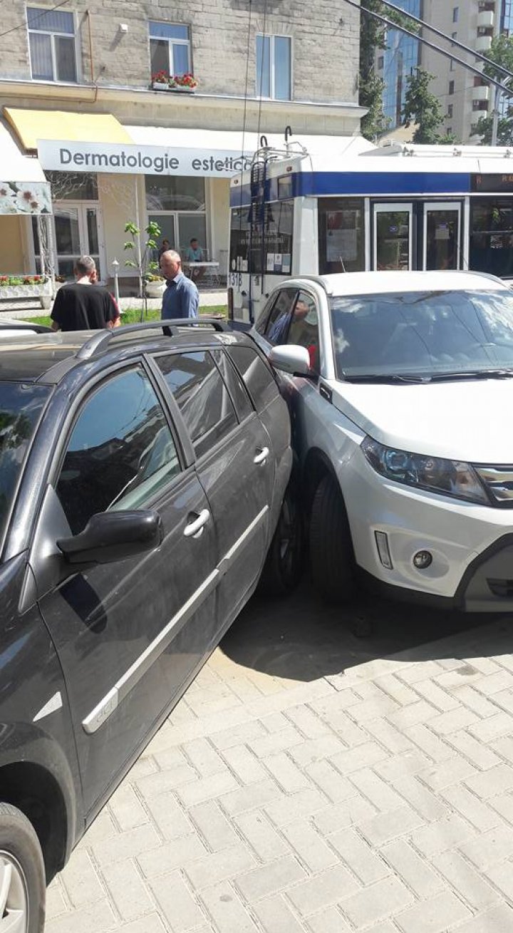 ACCIDENT BIZAR în Capitală. Trei maşini avariate, după ce un taxi a intrat în ele (FOTO/VIDEO)