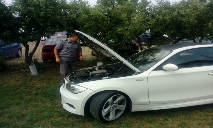 Un BMW căutat de autorităţile italiene, descoperit la vama Albiţa. Cine se afla la volan (FOTO)