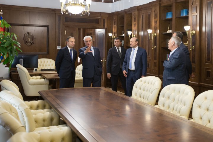 Foștii președinți ai Legislativului, în vizită de Ziua Parlamentului (GALERIE FOTO)