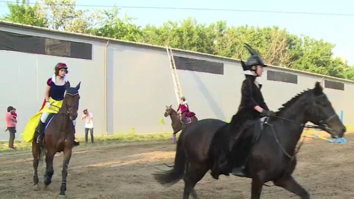 Spectacol neobişnuit pe străzile din Chişinău. Mai multe fetiţe îmbrăcate la fel au urcat pe cai şi au defilat prin oraş 