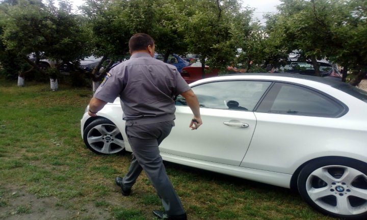 Un BMW căutat de autorităţile italiene, descoperit la vama Albiţa. Cine se afla la volan (FOTO)