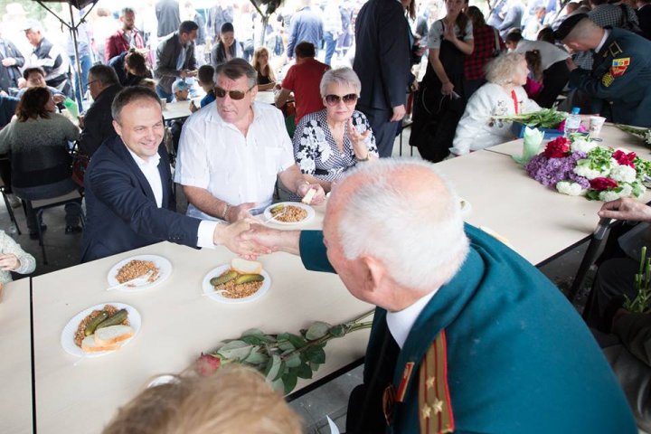 Vlad Plahotniuc la terciul ostăşesc alături de veterani în Scuarul Catedralei (FOTOREPORT)