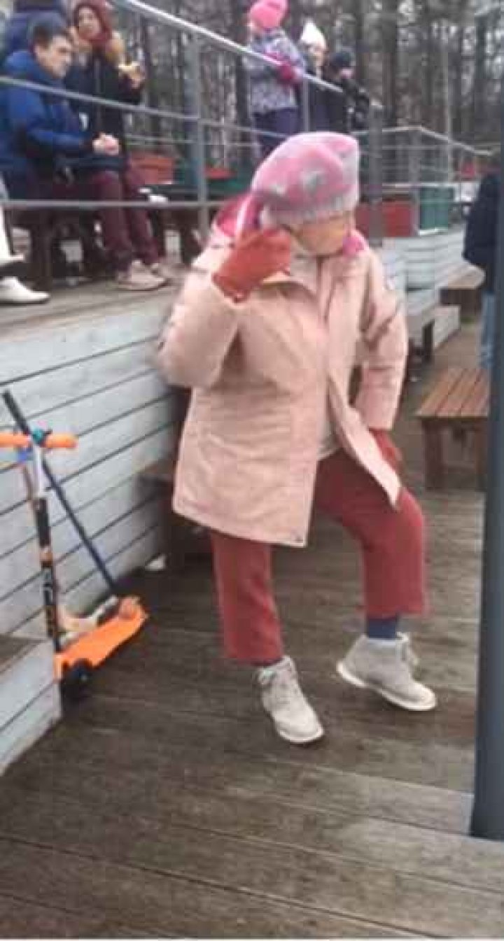 MEREU TÂNĂRĂ. O bunicuță adorabilă ce dansa în timpul unui concert a devenit virală pe internet (VIDEO)