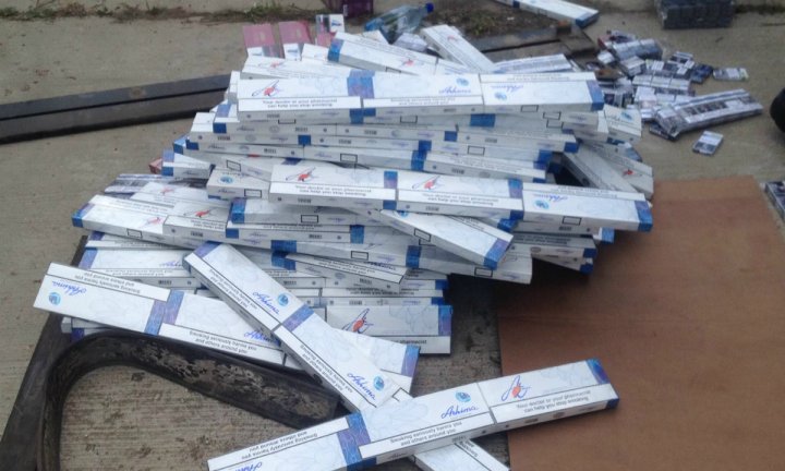 TENTATIVĂ DE CONTRABANDĂ! Peste 5.000 de pachete de ţigări "Made in Moldova", confiscate la vama Albiţa (FOTO/VIDEO)