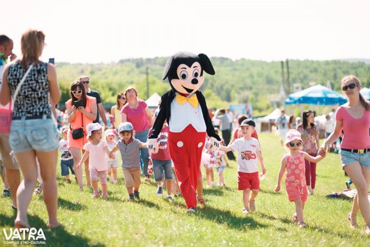 Sărbătorim copilăria împreună! Vatra organizează şi în acest an Carnavalul Copiilor. Ce surprize îi aşteaptă pe micuţi (FOTO)