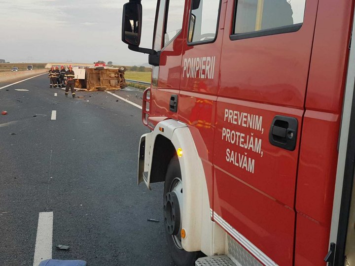 Un moldovean de 32 de ani a murit în România. A pierdut controlul volanului și s-a izbit violent în parapet (FOTO)