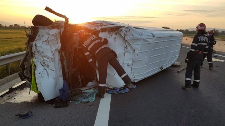 Un moldovean de 32 de ani a murit în România. A pierdut controlul volanului și s-a izbit violent în parapet (FOTO)