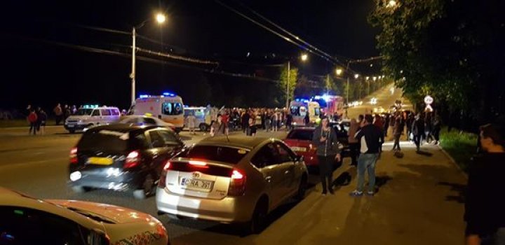 Şase persoane, în STARE GRAVĂ la spital după ce un VITEZOMAN a lovit trei maşini în Capitală (FOTO/VIDEO)