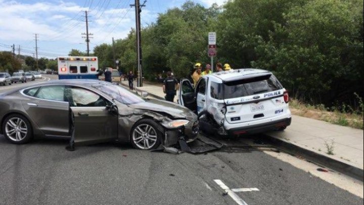 Un nou accident cu implicarea unei maşini Tesla pe autopilot. O maşină de poliţie, făcută zob (FOTO)