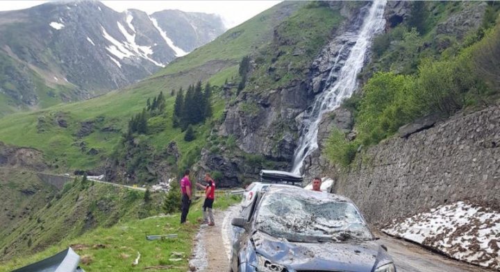 PERICOL DE MOARTE! Două maşini au fost prinse de o avalanşă de pietre pe Tranfăgărăşan (FOTO)