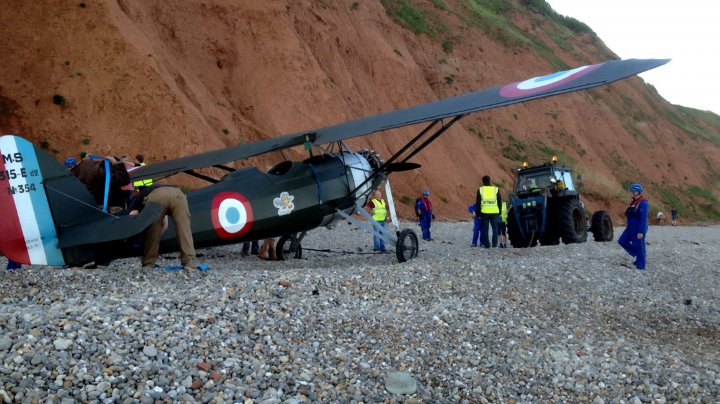 "A fost înfricoșător!" Un avion a aterizat de urgență pe o plajă din Marea Britanie (FOTO)