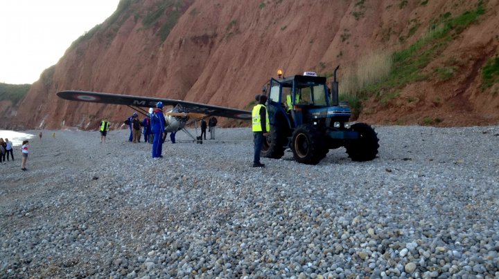 "A fost înfricoșător!" Un avion a aterizat de urgență pe o plajă din Marea Britanie (FOTO)