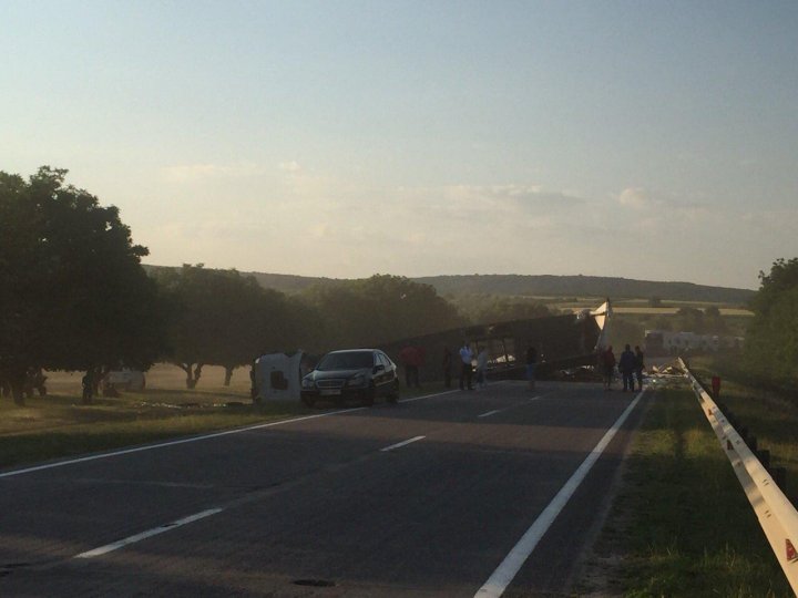 ACCIDENT ÎNGROZITOR în apropiere de Leușeni. Un TIR încărcat cu 22 de tone de borcane s-a răsturnat (FOTO/VIDEO)