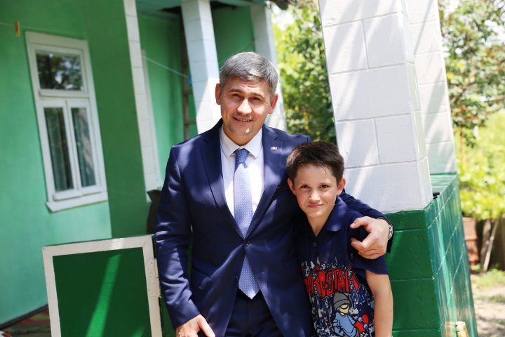 BĂIATUL EROU din Sireți care a IMPRESIONAT întreaga ţară, vizitat de Alexandru Jizdan. MESAJUL EMOŢIONANT al ministrului de Interne (FOTO)