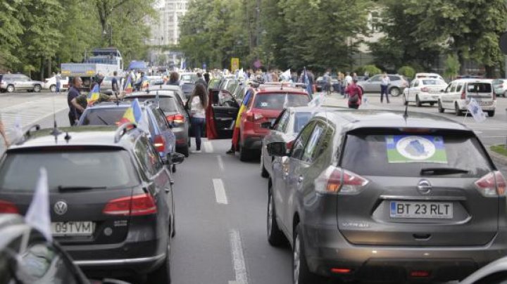 Marș auto de AMPLOARE din Moldova spre București. Şoferii moldoveni au mers 400 de kilometri pentru a cere AUTOSTRĂZI