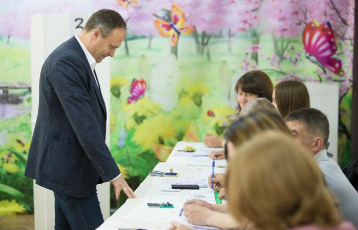 Andrian Candu a votat şi cere mobilizare: Dacă vrem un oraş curat şi dezvoltat, alegerile nu se fac acasă, ci la urnele de vot