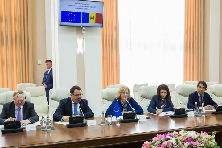 Pavel Filip către comisarul european pentru Politici Regionale: Suntem gata să oferim Moldinul şi să luăm locul 28 în UE