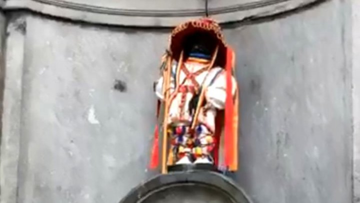 Manneken Pis, statueta simbol al Bruxellesului, îmbrăcată în costum tradițional de călușar (VIDEO)