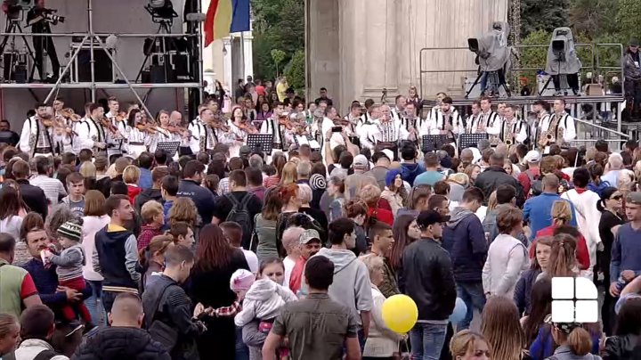 Spectacol de amploare de 9 mai la Chişinău (LIVE VIDEO)