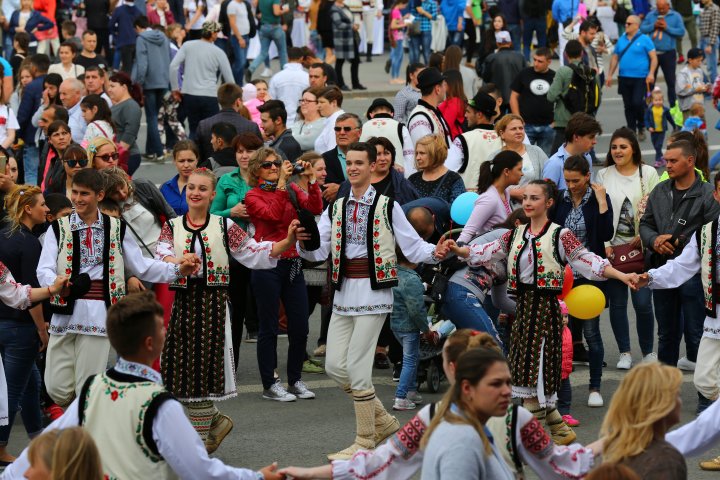 Spectacol de amploare de 9 mai la Chişinău (LIVE VIDEO)