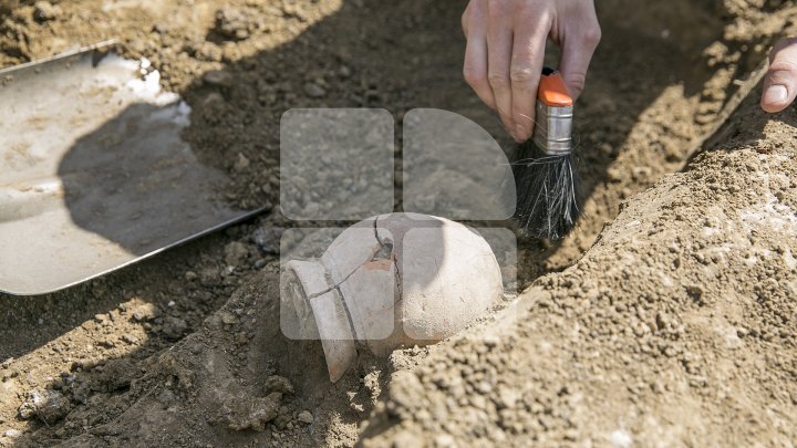 Noi descoperiri arheologice la Costești. Specialiştii au găsit schelete din perioada medievală (FOTOREPORT)