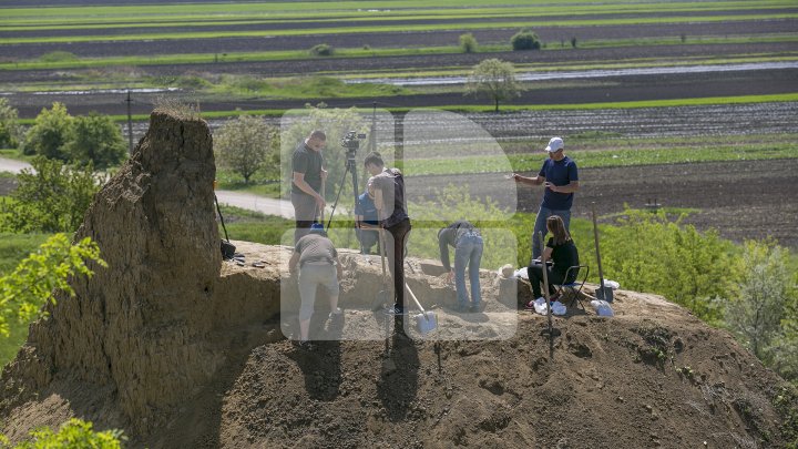 Noi descoperiri arheologice la Costești. Specialiştii au găsit schelete din perioada medievală (FOTOREPORT)