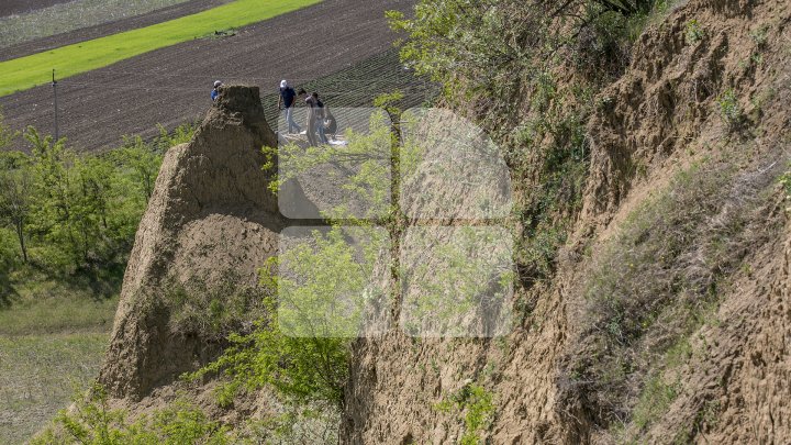 Noi descoperiri arheologice la Costești. Specialiştii au găsit schelete din perioada medievală (FOTOREPORT)