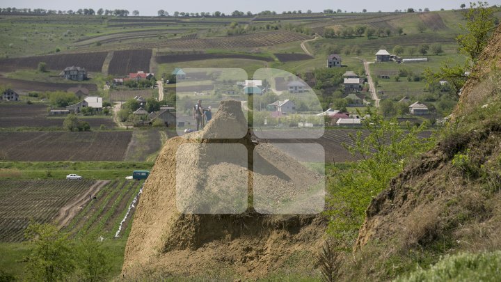 Noi descoperiri arheologice la Costești. Specialiştii au găsit schelete din perioada medievală (FOTOREPORT)