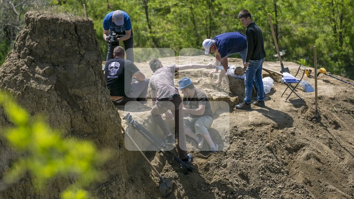 Noi descoperiri arheologice la Costești. Specialiştii au găsit schelete din perioada medievală (FOTOREPORT)