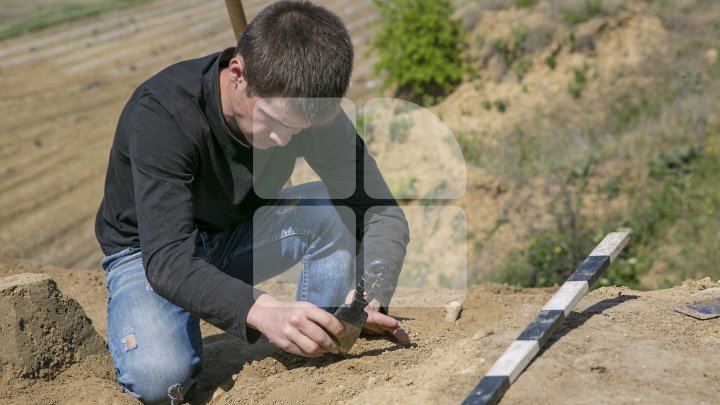 Noi descoperiri arheologice la Costești. Specialiştii au găsit schelete din perioada medievală (FOTOREPORT)