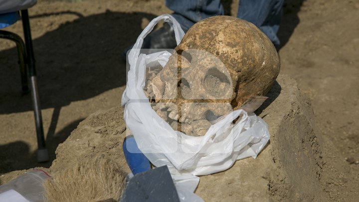 Noi descoperiri arheologice la Costești. Specialiştii au găsit schelete din perioada medievală (FOTOREPORT)