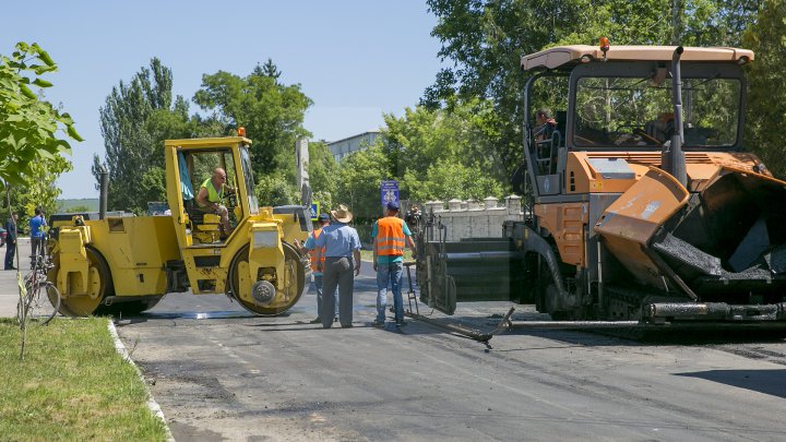 Programul Drumuri bune pentru Moldova. Drumurile din raionul Criuleni sunt în plină reparaţie (FOTOREPORT)