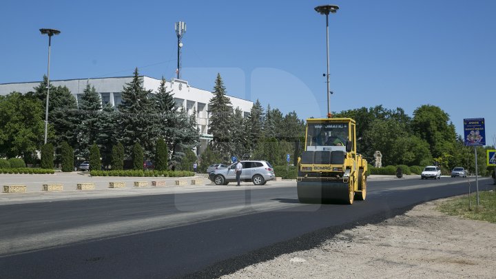 Programul Drumuri bune pentru Moldova. Drumurile din raionul Criuleni sunt în plină reparaţie (FOTOREPORT)