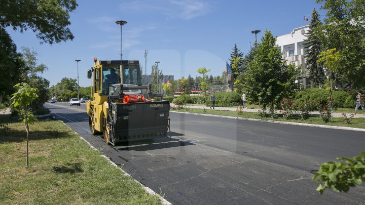 Programul Drumuri bune pentru Moldova. Drumurile din raionul Criuleni sunt în plină reparaţie (FOTOREPORT)