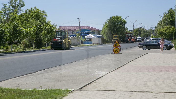 Programul Drumuri bune pentru Moldova. Drumurile din raionul Criuleni sunt în plină reparaţie (FOTOREPORT)