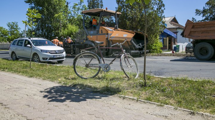 Programul Drumuri bune pentru Moldova. Drumurile din raionul Criuleni sunt în plină reparaţie (FOTOREPORT)