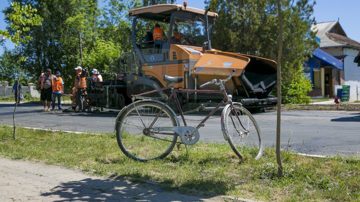 Programul Drumuri bune pentru Moldova. Drumurile din raionul Criuleni sunt în plină reparaţie (FOTOREPORT)