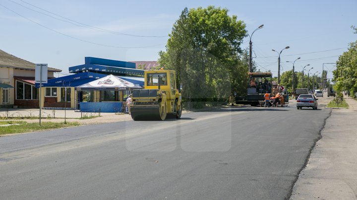 Programul Drumuri bune pentru Moldova. Drumurile din raionul Criuleni sunt în plină reparaţie (FOTOREPORT)