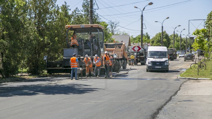 Programul Drumuri bune pentru Moldova. Drumurile din raionul Criuleni sunt în plină reparaţie (FOTOREPORT)