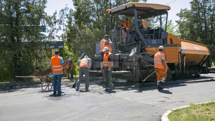 Programul Drumuri bune pentru Moldova. Drumurile din raionul Criuleni sunt în plină reparaţie (FOTOREPORT)