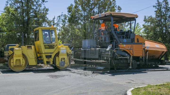 Programul Drumuri bune pentru Moldova. Drumurile din raionul Criuleni sunt în plină reparaţie (FOTOREPORT)