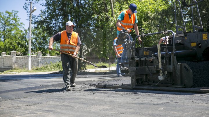 Programul Drumuri bune pentru Moldova. Drumurile din raionul Criuleni sunt în plină reparaţie (FOTOREPORT)