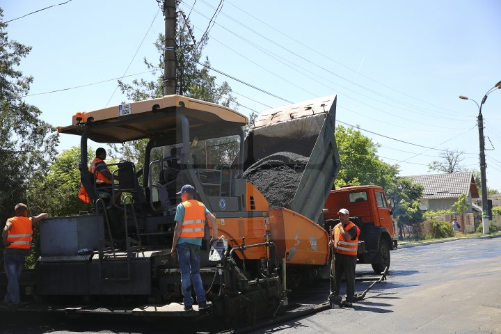 Programul Drumuri bune pentru Moldova. Drumurile din raionul Criuleni sunt în plină reparaţie (FOTOREPORT)