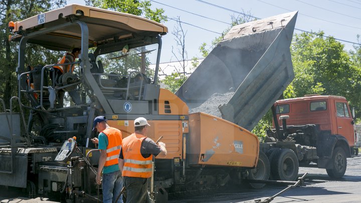 Programul Drumuri bune pentru Moldova. Drumurile din raionul Criuleni sunt în plină reparaţie (FOTOREPORT)