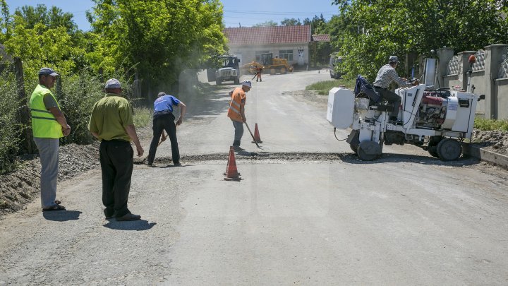 Programul Drumuri bune pentru Moldova. Drumurile din raionul Criuleni sunt în plină reparaţie (FOTOREPORT)