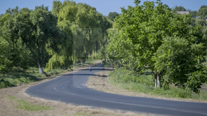 Programul Drumuri bune pentru Moldova. Drumurile din raionul Criuleni sunt în plină reparaţie (FOTOREPORT)