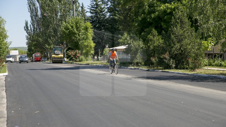 Programul Drumuri bune pentru Moldova. Drumurile din raionul Criuleni sunt în plină reparaţie (FOTOREPORT)