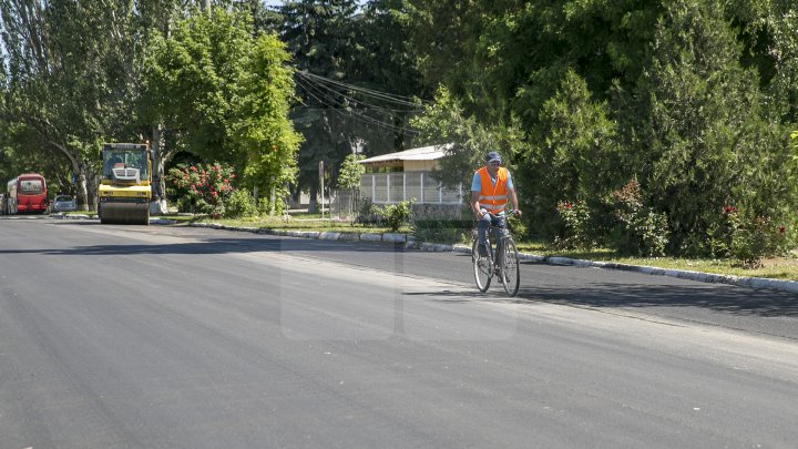 Programul Drumuri bune pentru Moldova. Drumurile din raionul Criuleni sunt în plină reparaţie (FOTOREPORT)