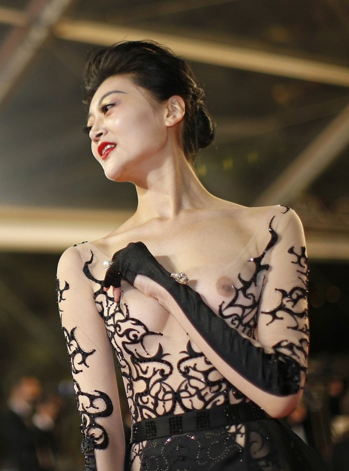 Dezgolite frumos pe covorul roșu de la Festivalul de film de la Cannes. Rochiile care le-au facut pe vedete să fie în centrul atenției (IMAGINI SPECTACULOASE)