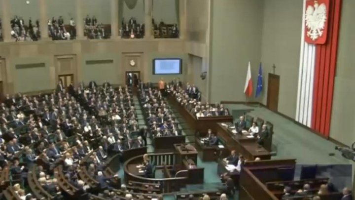 Nu o să-ți vină să crezi! Într-o țară europeană parlamentarii au votat reducerea propriilor salarii